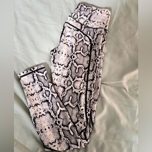 Snake-Print Active Leggings in Black and White c7